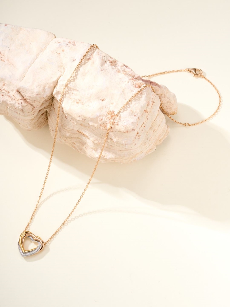 Ca*t1er necklaces